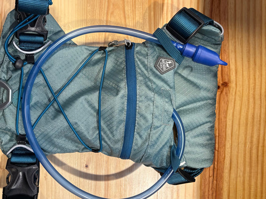 NWOT Acadia Trail Water Bladder Harness Blue Medium Indiana Pet Supply